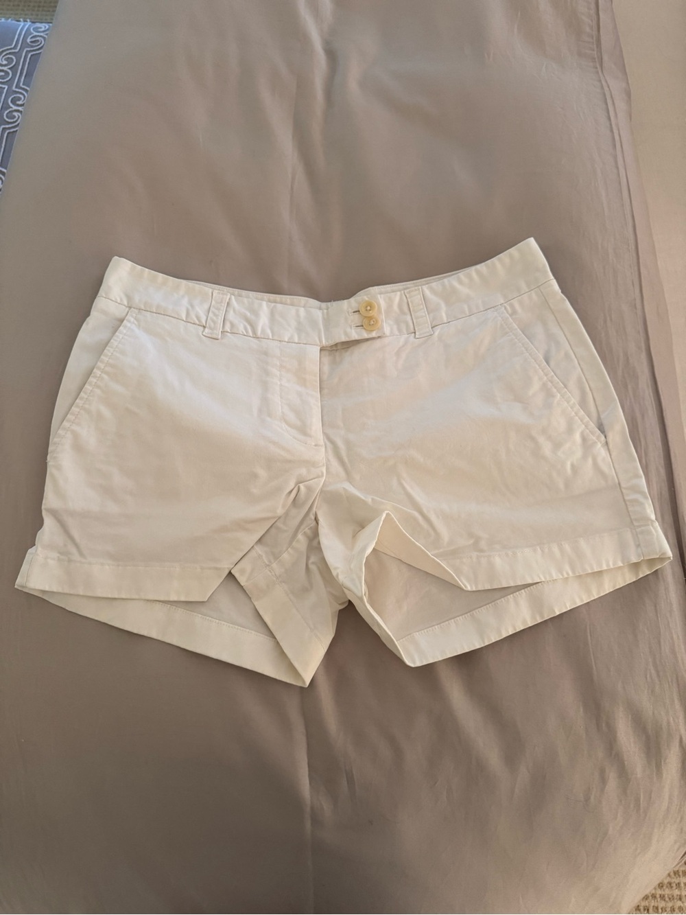 Vineyard Vines Ivory Shorts, size 2
